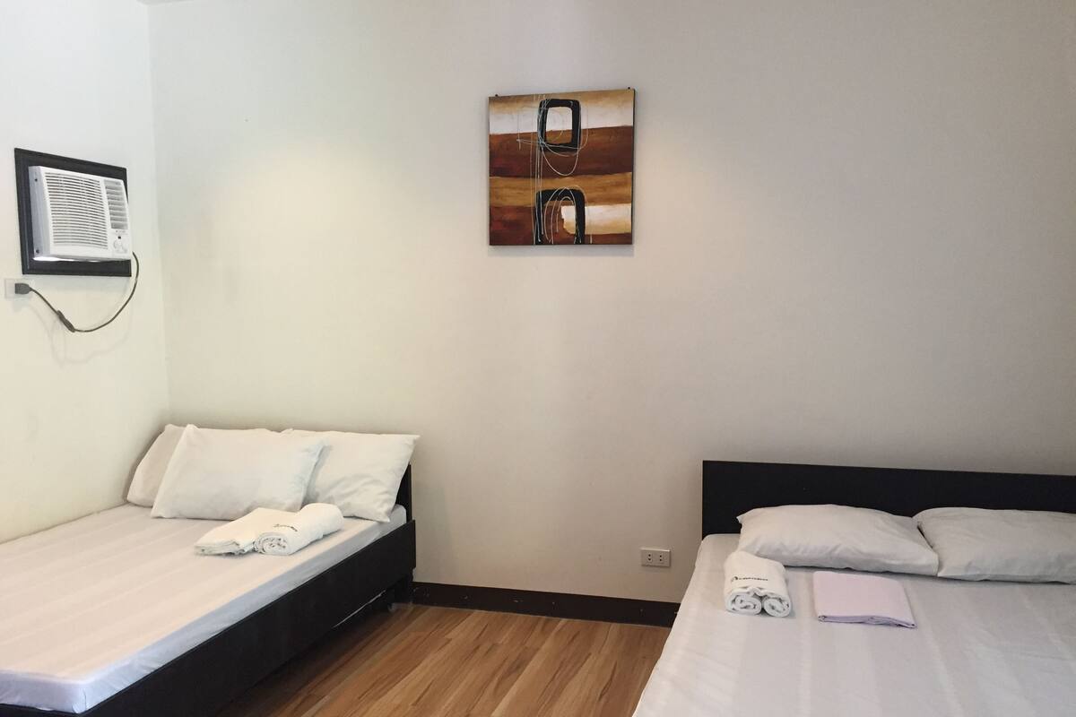 Quarto família (Deluxe) | Escrivaninha, roupa de cama