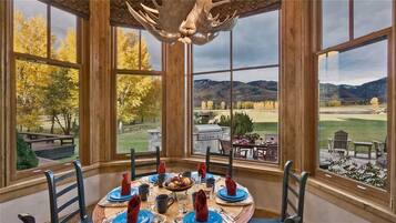 House, 6 Bedrooms | In-room dining