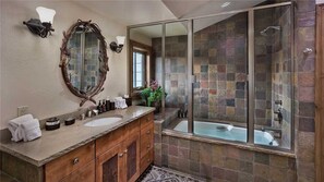 Maison, 6 chambres | Salle de bain | Baignoire et douche séparées, sèche-cheveux