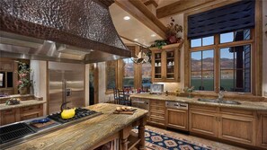 House, 6 Bedrooms | Private kitchen