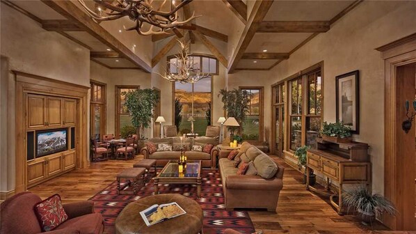 House, 6 Bedrooms | Living room