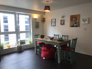 Dining - Riverside 1-bed flat Imperial Wharf (London)