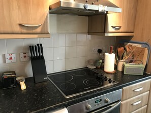 Fridge, oven, stovetop, toaster - Riverside 1-bed flat Imperial Wharf (London)
