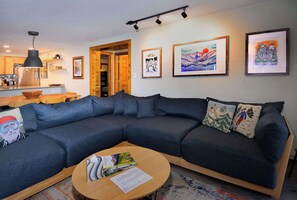 Téléviseur, foyer, lecteur de DVD, bureau