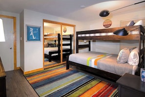 4 bedrooms, iron/ironing board, travel cot, WiFi - Purple Aster, Chateaux Condo, Pool, Hot tub, Sauna (Crested Butte)