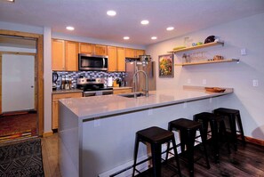 Een koelkast, een magnetron, een oven, een kookplaat