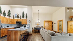 Interior - Ideally Located Condo in River Run Close to Gondola, Shops, and Dining! (Keystone)