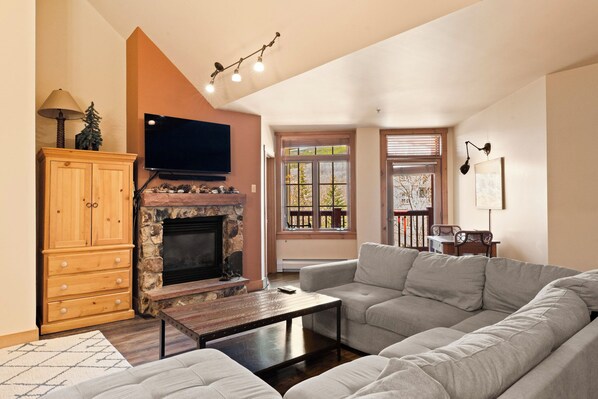 Televisor, llar de foc i reproductor de DVD