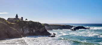 Two-level oceanfront home with stunning ocean views & private hot tub
