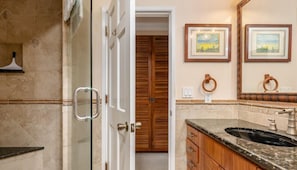 Shower, hair dryer, towels - Aloha Condos, Keauhou Kona Surf and Racquet Club, Condo 1-102, Oceanfront (Kailua Kona)