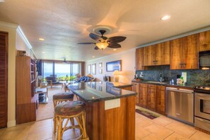 Jääkaappi, mikroaaltouuni, astianpesukone, kahvin-/teenkeitin