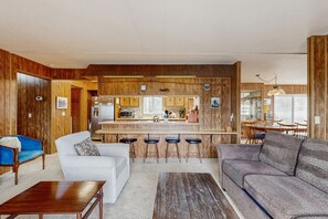 Fernseher, Kamin, DVD-Player, Bücher