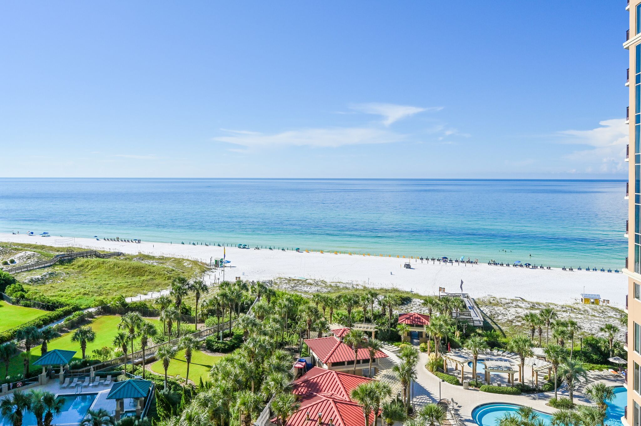 Et resort med udsigt til stranden, swimmingpool og golfbane.
