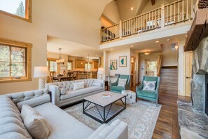 Televisión, chimenea y estéreo 