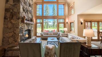 电视、壁炉、立体声音响