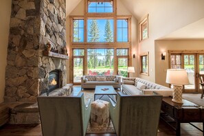 Televisión, chimenea y estéreo 