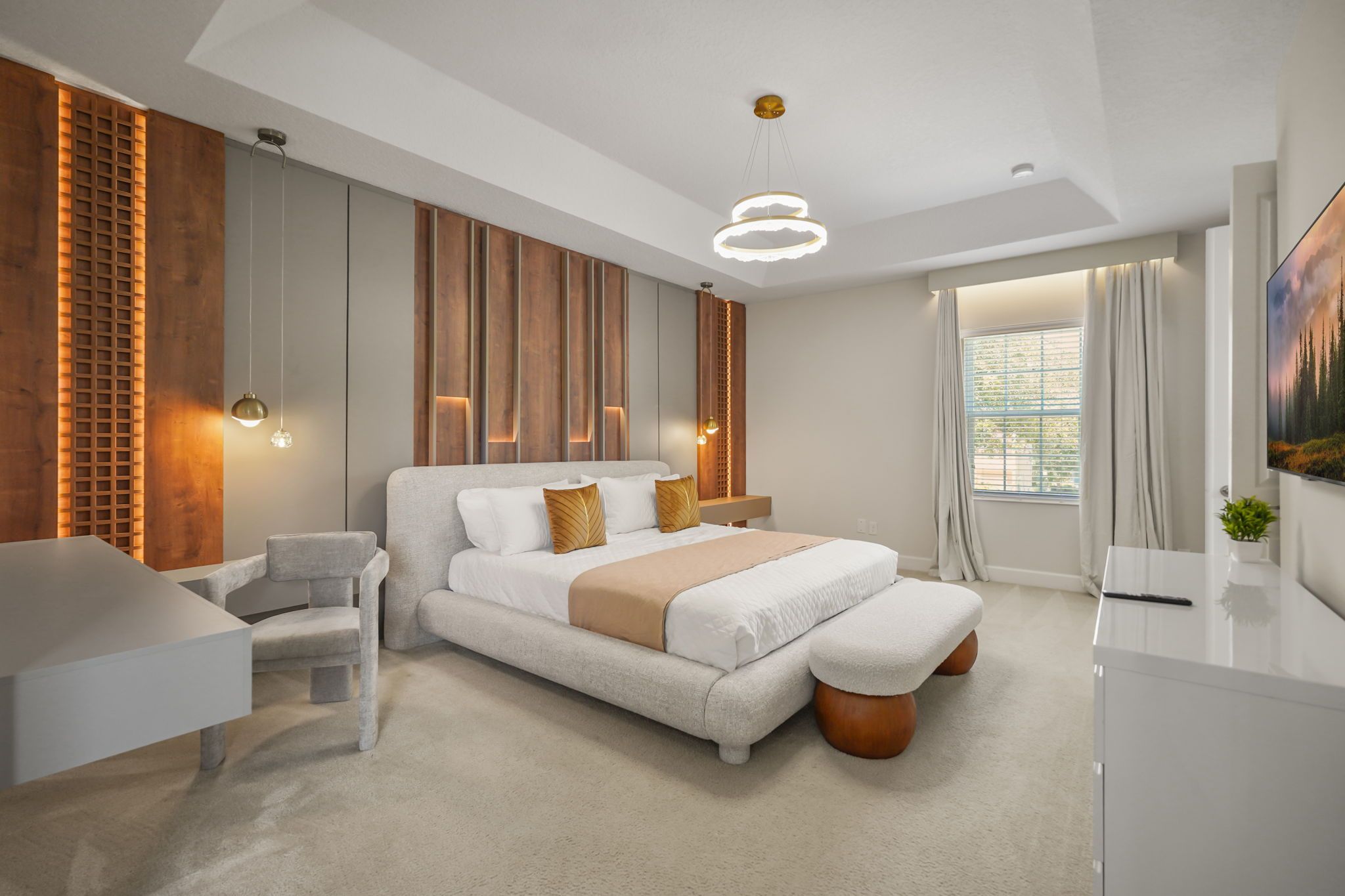 Une chambre moderne avec un grand lit, des tables de chevet, un bureau et une fenêtre avec des rideaux.