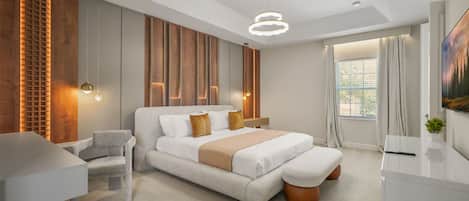 Une chambre moderne avec un grand lit, des tables de chevet, un bureau et une fenêtre avec des rideaux.
