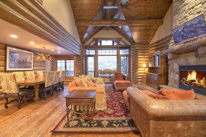 Smart TV, caminetto, libri, stampante