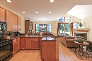 Réfrigérateur, micro-ondes, plaque de cuisson, lave-vaisselle