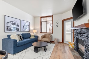 テレビ、暖炉、テーブルサッカー台