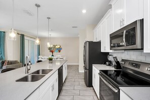 ثلاجة، ميكروويف، فرن، موقد طهي مسطح