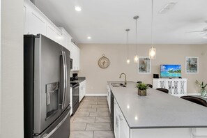 ثلاجة، ميكروويف، فرن، موقد طهي مسطح