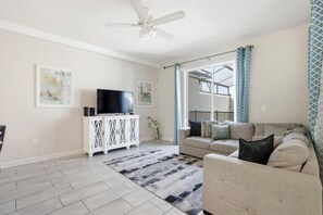 TV - EV_4832 - 4 Bed 3 Bed Townhome with Private Splash Pool (Kissimmee)
