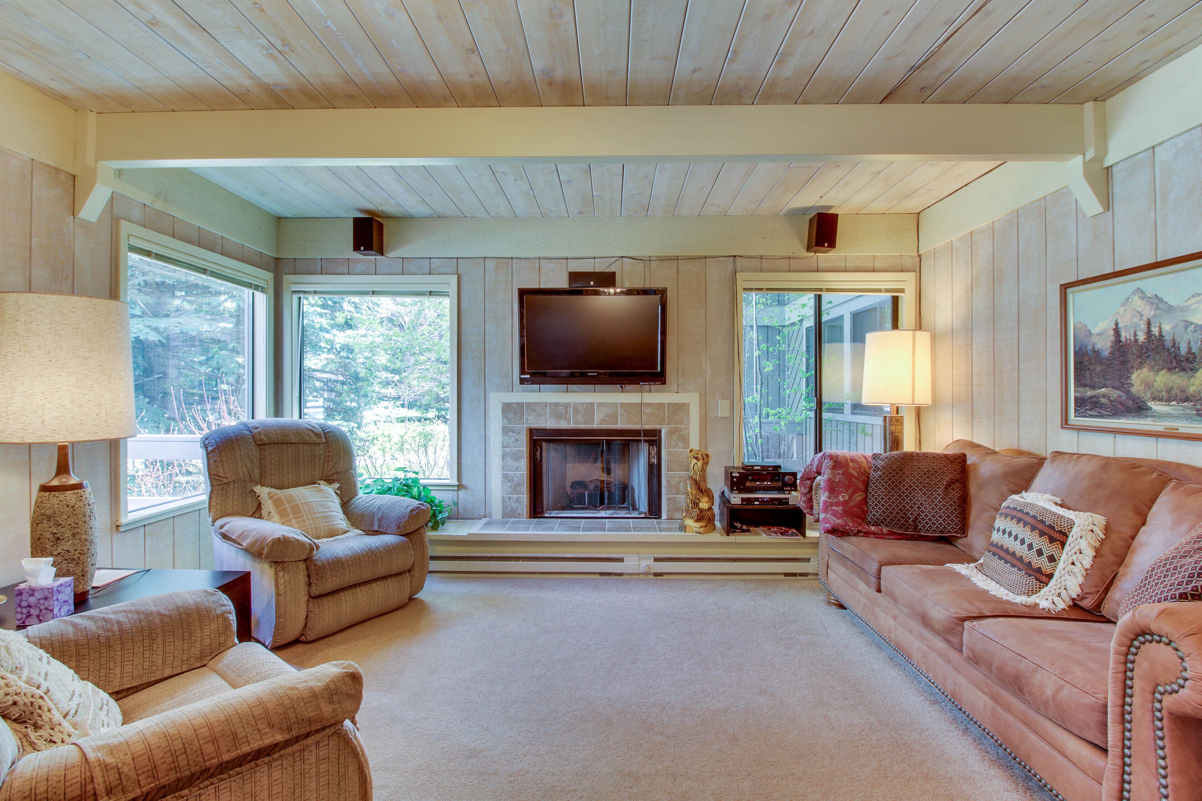 Condo near Dollar Mountain with WiFi, Pool, Hot Tub, & Tennis Court