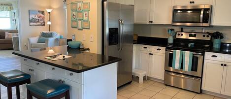 Refrigerador, microondas, horno y parrilla de estufa