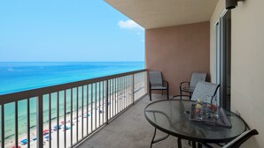 Een balkon met uitzicht op het strand en de oceaan.