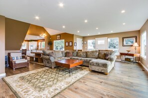 Fernseher, Kamin, DVD-Player, Tischfußball