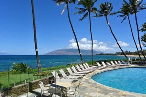 Una piscina al aire libre, una piscina climatizada