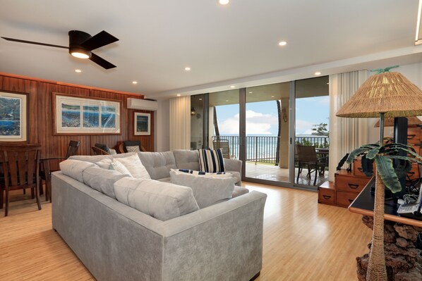 Una Smart TV, un reproductor de DVD, un reproductor estéreo