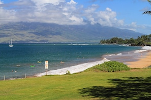 Plage, chaises longues, serviettes de plage