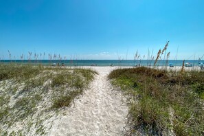 On the beach - Summer Lovin' by GSVR | Stunning Beachfront Escape w/ Splash Pool & Fireplace + FREE Activities/Golf (Gulf Shores)