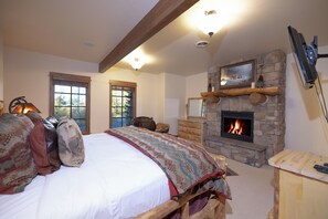 4 bedrooms, desk, iron/ironing board, travel crib