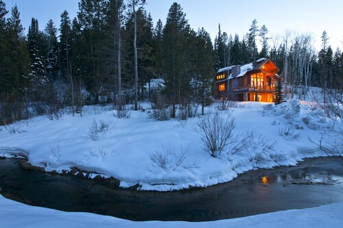 Blue Winged Olive Log Cabin Magnificence in Victor, ID w/ A/C, Borders Forest