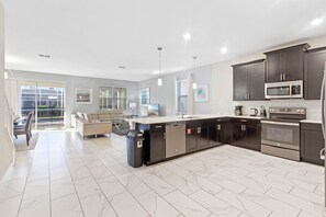 Réfrigérateur, four à micro-ondes, un four, surface de cuisson