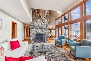 Televisor intel·ligent, llar de foc, llibres i oficines