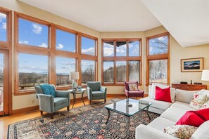 Smart TV, fireplace, books, offices