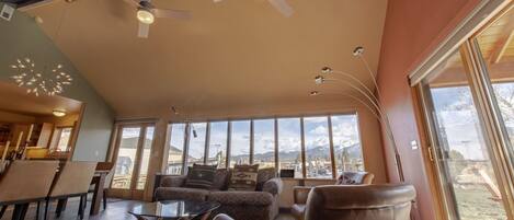 Televisie, een open haard, een dvd-speler en een stereo