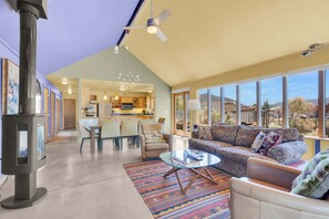 Smart TV, fireplace, DVD player, offices