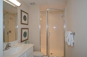 Combined shower/tub, towels