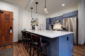 Réfrigérateur, un four, surface de cuisson, lave-vaisselle