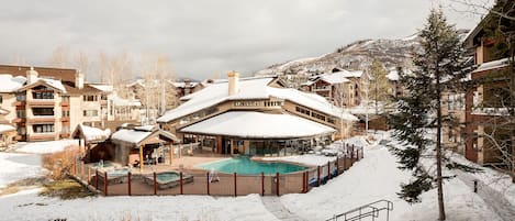 Et oppvarmet basseng