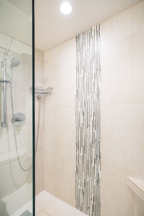 Douche, sèche-cheveux, serviettes fournies