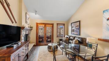 Televisión, chimenea, reproductor de DVD, futbolito