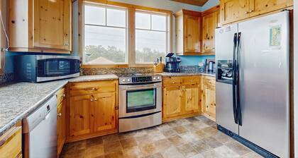 Koira-ystävällinen koti w / merinäkymät, yksityinen kylpytynnyri, ja terassi!