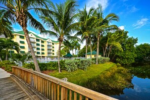 Property grounds - Sunrise Suites Condo with Balcony - Shared Pool, Hot Tub, Tennis, Free Parking (Key West)